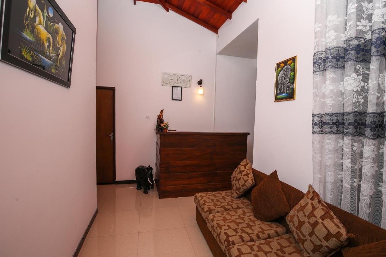 Oyo 438 Sarala Residence Hotel Kandy Exterior photo