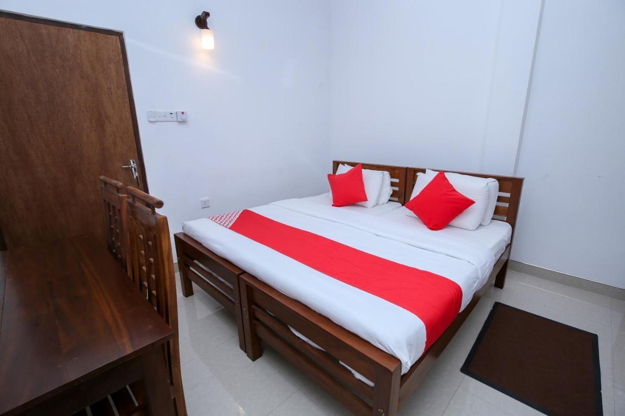 Oyo 438 Sarala Residence Hotel Kandy Exterior photo